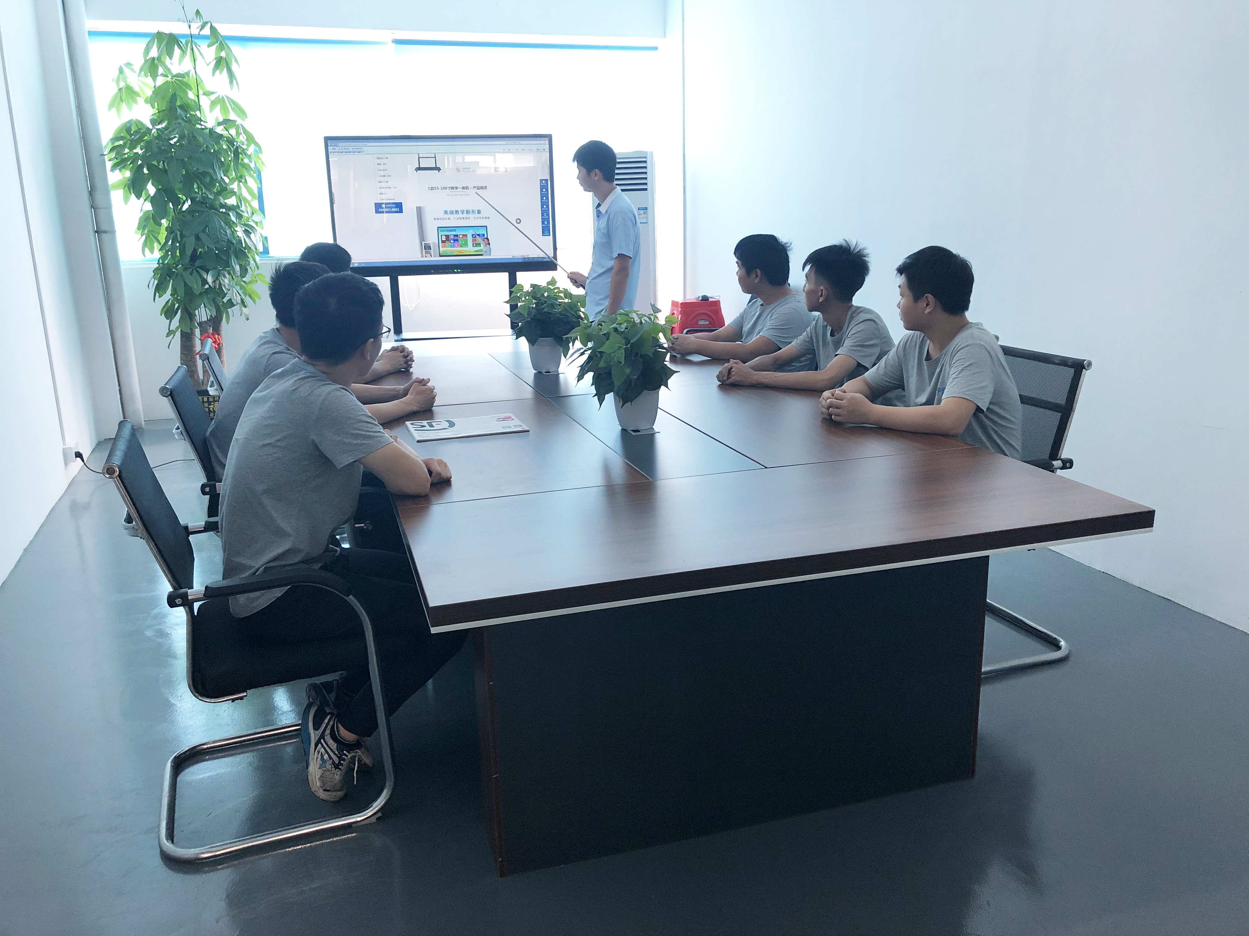 國內(nèi)直播市場引領(lǐng)觸摸一體機行業(yè)風(fēng)潮
